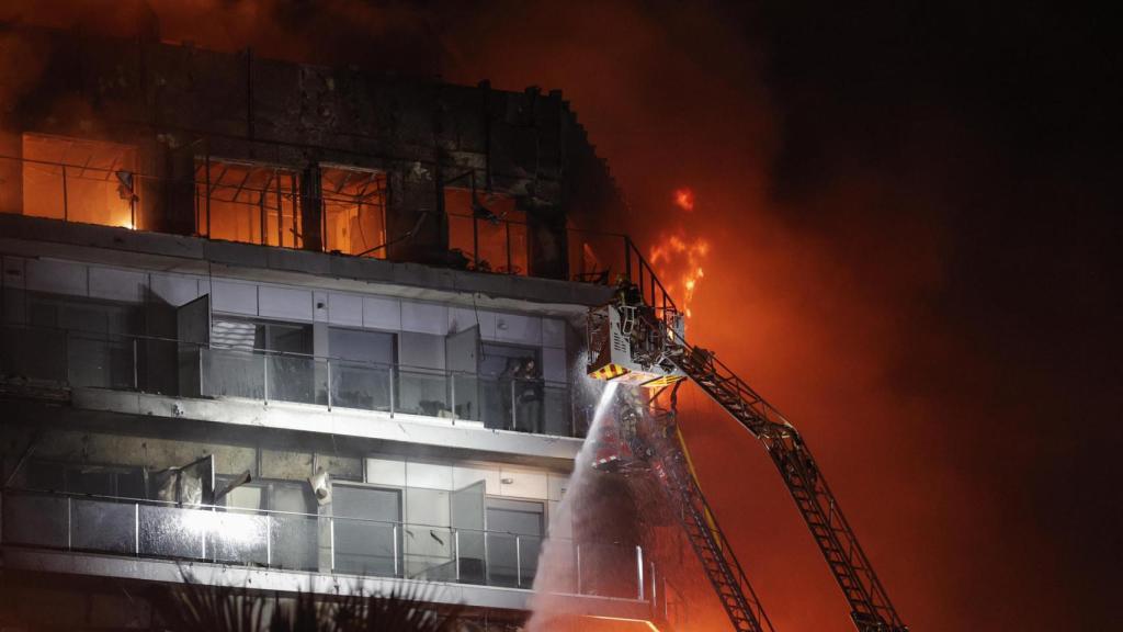 Los bomberos intentando rescatar a las personas atrapadas por el fuego en Valencia