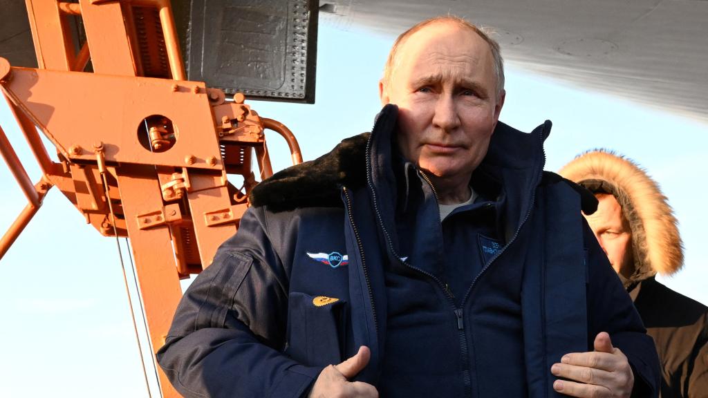 Putin desembarca de un bombardero estratégico modernizado Tu-160M con capacidad nuclear, este jueves en Kazán.