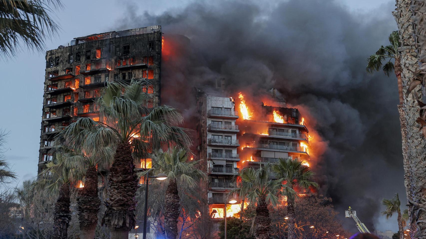 Edificios ardiendo de Valencia