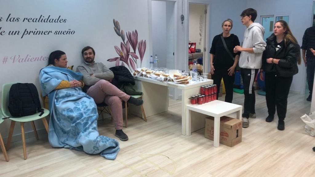 Vecinos atendidos en el centro social habilitado para los afectados. EE