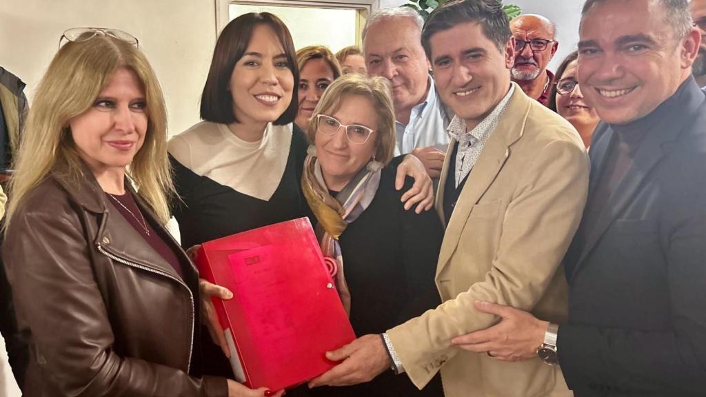 Ana Barceló con Diana Morant en la entrega de avales.