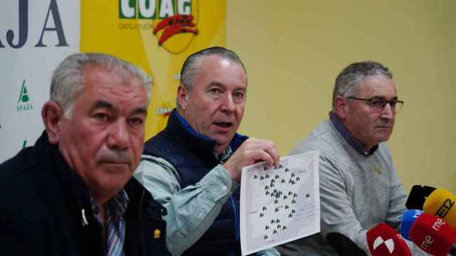 Los máximos representantes de las organizaciones agrarias Asaja, COAG y UPA, Donaciano Dijo (C), Lorenzo Rivera (D) y Aurelio González, ofrecen detalles de la manifestación en Madrid