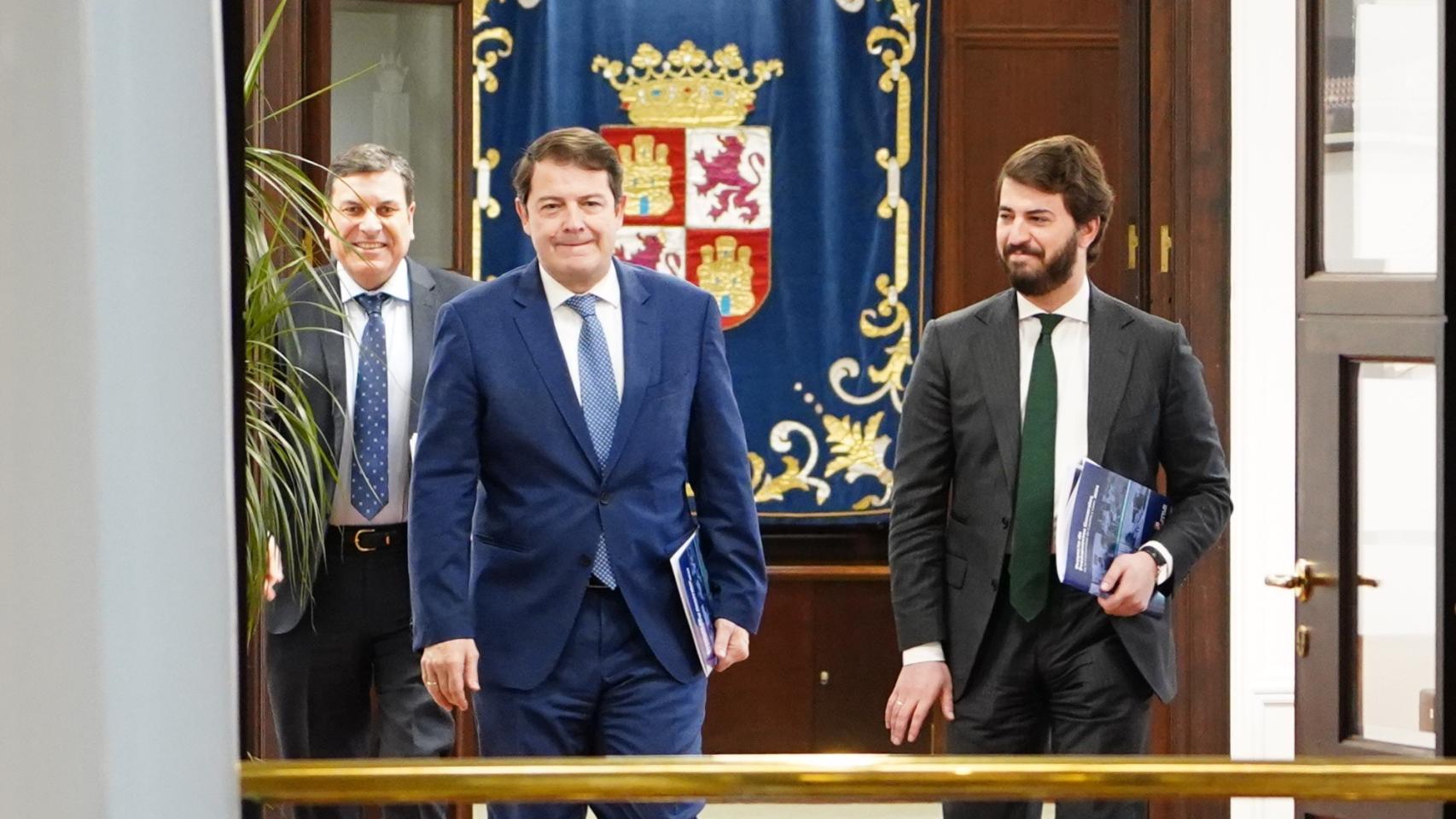 El consejero de Economía y Hacienda y portavoz, Carlos Fernández Carriedo, el presidente de la Junta, Alfonso Fernández Mañueco y el vicepresidente, Juan García-Gallardo, a su llegada a la rueda de prensa de presentación de los presupuestos autonómicos, este jueves.