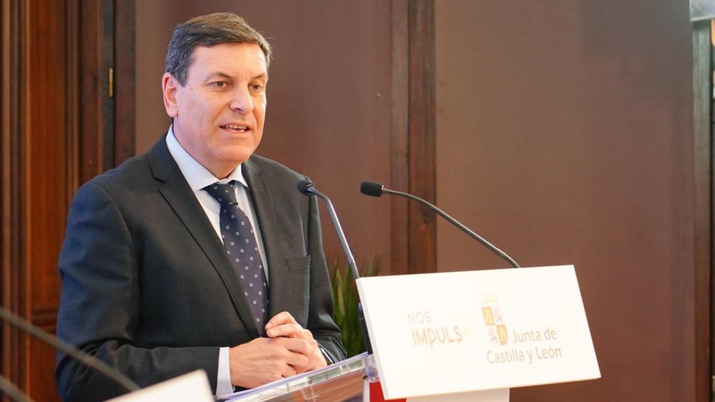 El consejero de Economía y Hacienda, Carlos Fernández Carriedo, comparece en rueda de prensa para presentar el proyecto de Ley de Presupuestos Generales de la Comunidad para 2024.