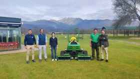 La concejal de deportes y turismo, Mercedes Peinado Carreras, entrega la nueva máquina del campo de golf