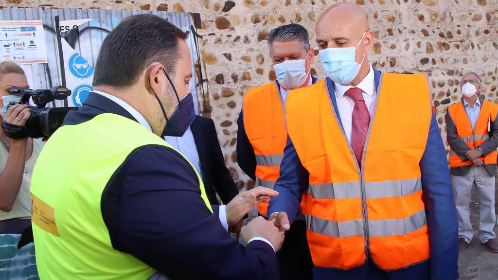 El alcalde de León, José Luis Díez, y el exministro José Luis Ábalos saludándose en 2021 cuando se produjo la amenaza de Koldo García