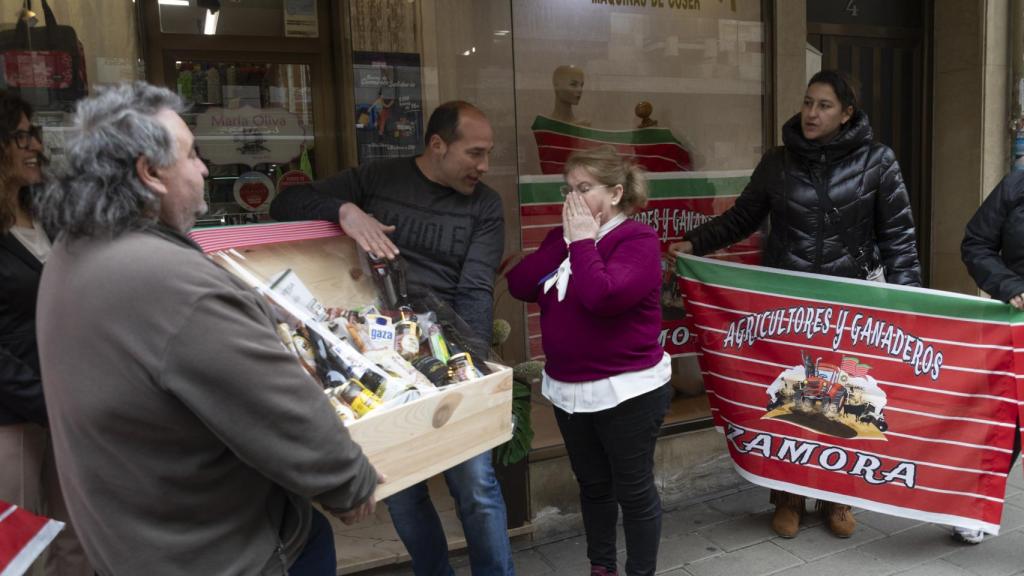 María Oliva se emociona con la cesta de productos zamoranos que le han regalado los agricultores