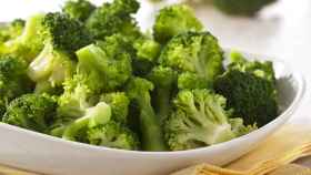 Los médicos y nutricionistas animan a consumir al menos tres piezas semanales de brócoli o verduras similares.