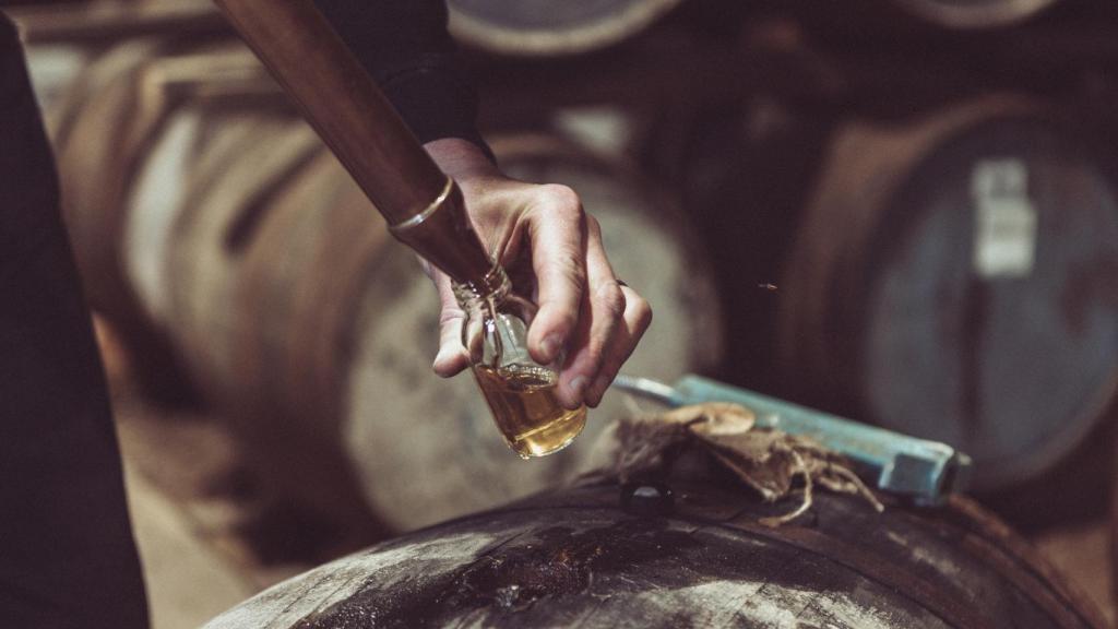 Obteniendo whisky de la barrica.