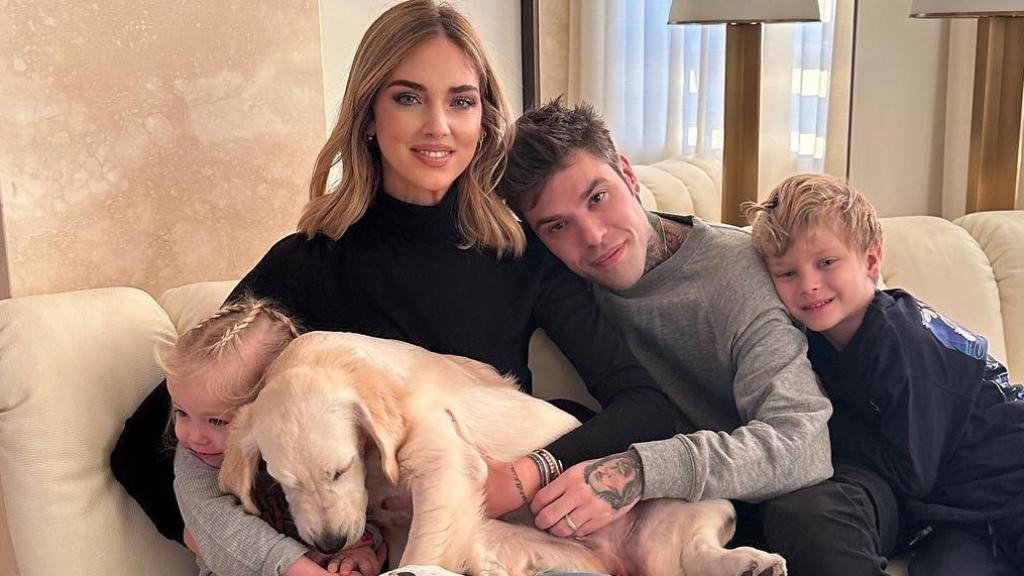 Chiara Ferragni y Fedez junto a sus dos hijos y su mascota.