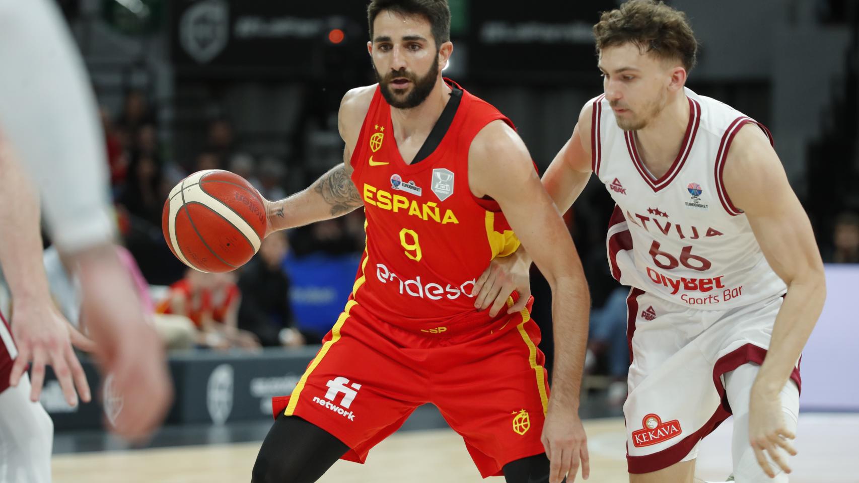 Ricky Rubio se lleva el balón en el partido contra Letonia.