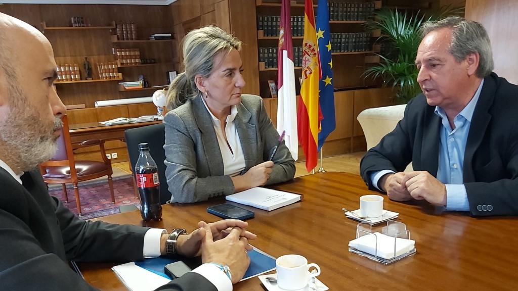 Reunión entre Milagros Tolón y Ángel Nicolás. Foto: Delegación de Gobierno.