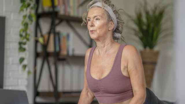 Una mujer de más de 60 años haciendo Pilates.
