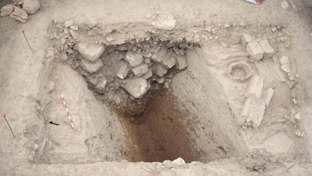 El foso del fuerte romano de Ses Salines tras ser excavado.