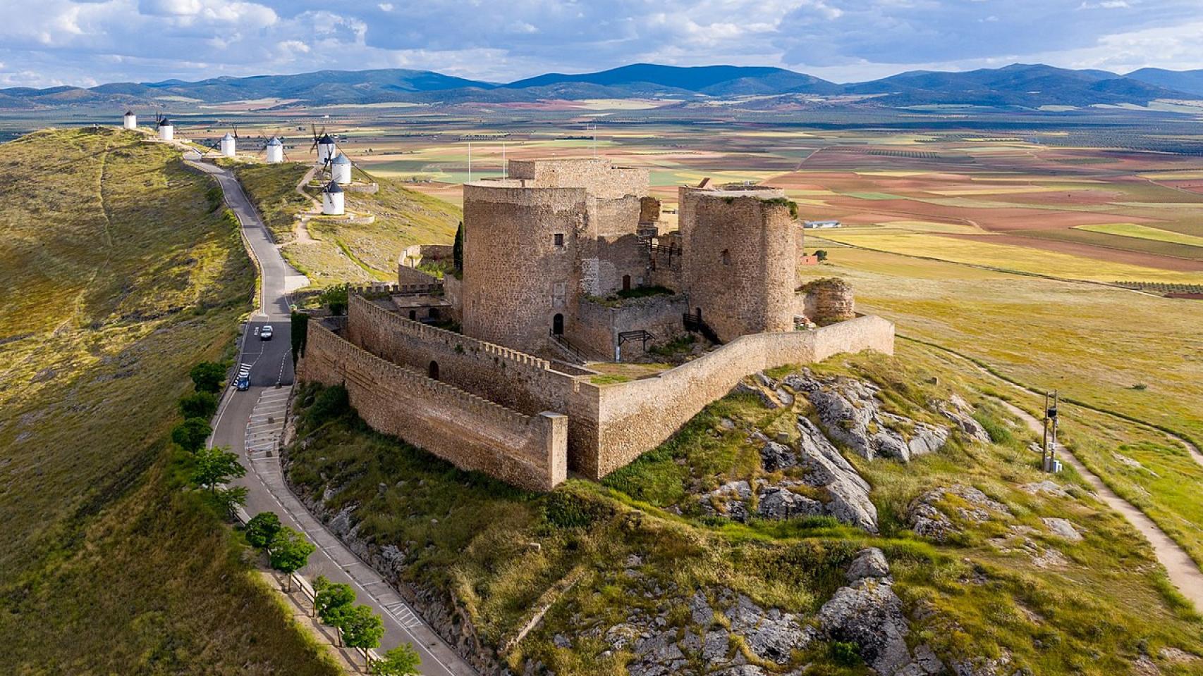 El Castillo de Consuegra junto a sus molinos de viento.