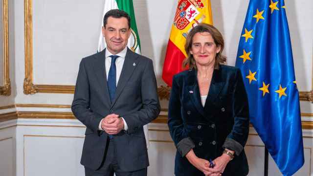 El presidente de la Junta de Andalucía, Juanma Moreno, y la vicepresidenta del Gobierno y ministra, Teresa Ribera, en san Telmo.