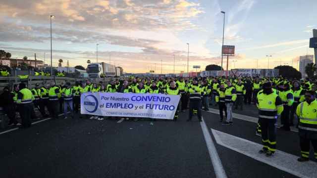 Trabajadores de Acerinox cortan la semana pasada la A-7 en Los Barrios, Cádiz.