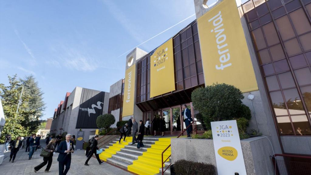 Exterior del auditorio ONCE antes de que comience la segunda convocatoria de la Junta General Ordinaria de Accionistas de Ferrovial, a 13 de abril de 2023.