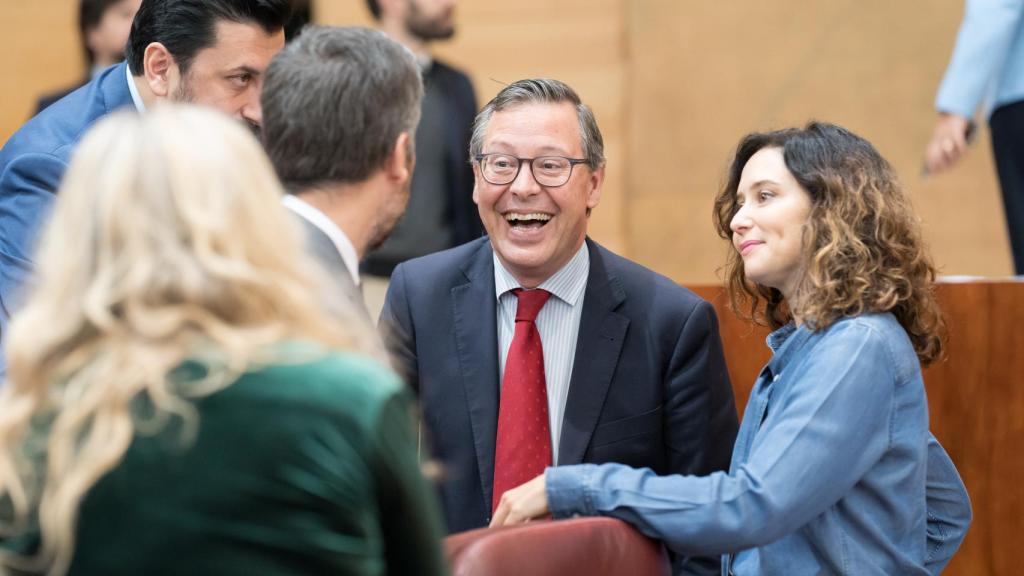 El secretario general del PP de Madrid, Alfonso Serrano (c) y la presidenta de la Comunidad de Madrid, Isabel Díaz Ayuso, durante un pleno de la Asamblea de Madrid.