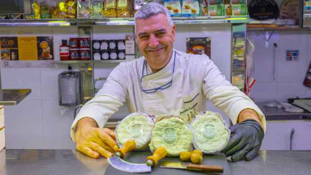 Carlos Barriga muestra uno de sus productos estrella, su queso francés Tentation de Saint–Felicien.