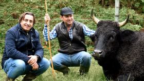 Los socios fundadores de Discarlux, Xosé Portas y Carlos Ronda, en una de sus granjas de Galicia.