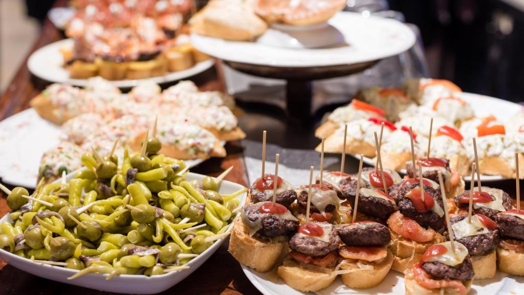 Conoce el bar de Chamberí donde regalan tapas gigantes con cada bebida: el doble de cerveza cuesta solo 3 euros.