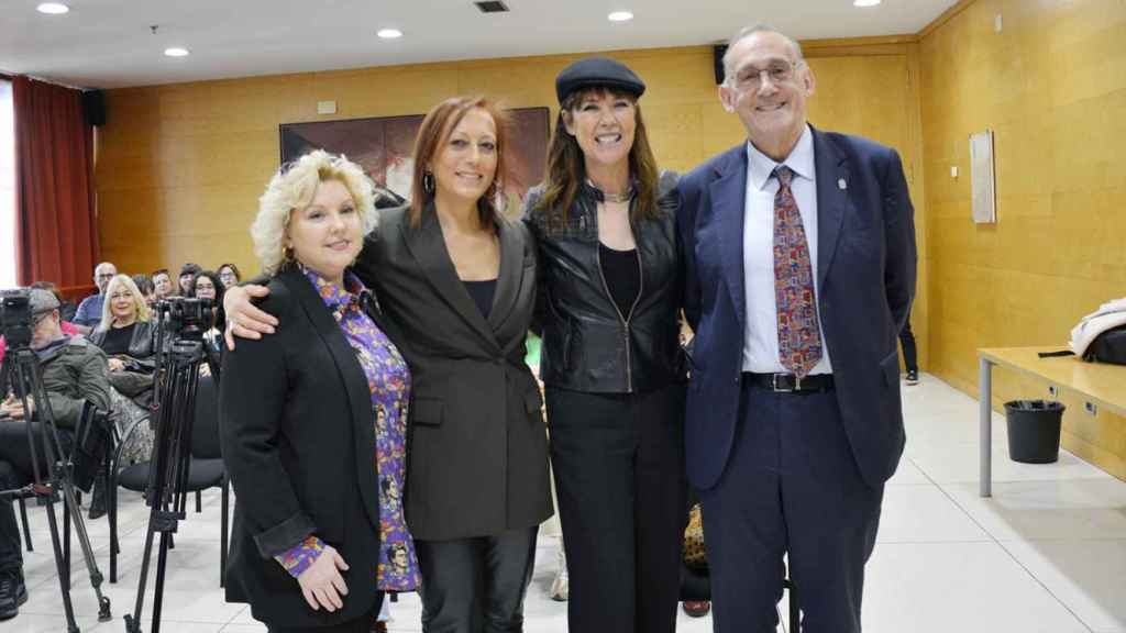 Mabel Lozano acompañada de catedráticos de la Universidad de Vigo.