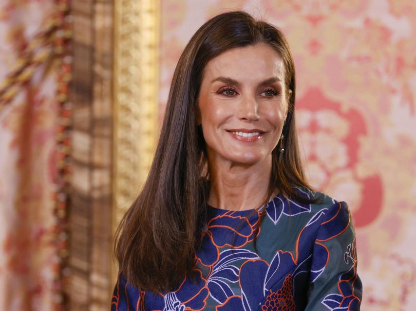 La Reina posa sonriente en el Palacio Real.