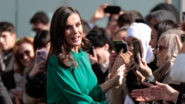 La reina Letizia, muy cercana en la entrega de los premios Arte 2024.