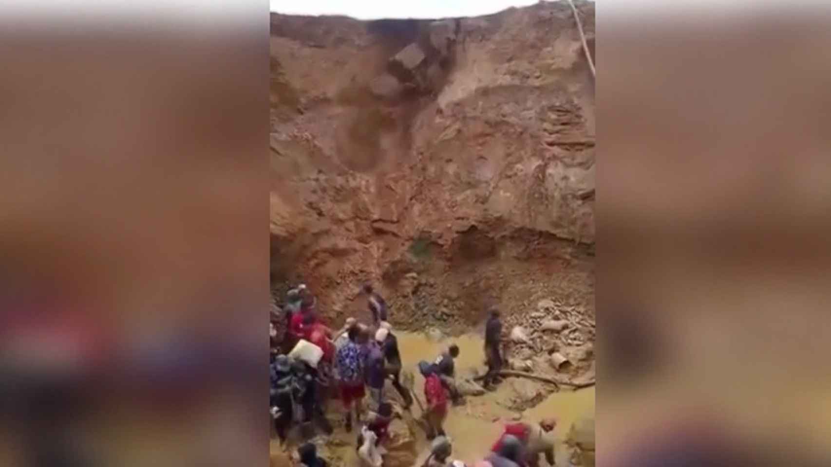 Decenas de personas huyendo en el momento en el que empieza el derrumbe en la mina 'Bulla Loca', en Venezuela.