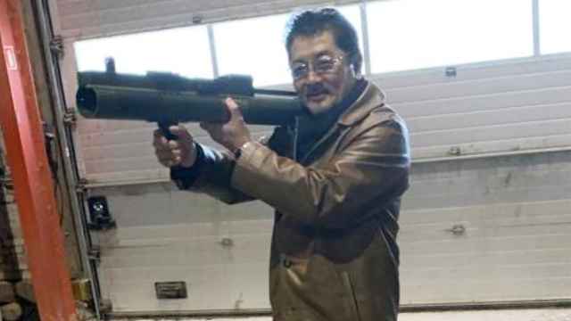 Takeshi Ebisawa posa con un lanzacohetes durante una reunión en Copenhague.