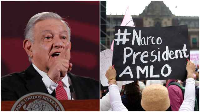 López Obrador en su 'mañanera' de este jueves, y una pancarta contra su Gobierno el pasado domingo.