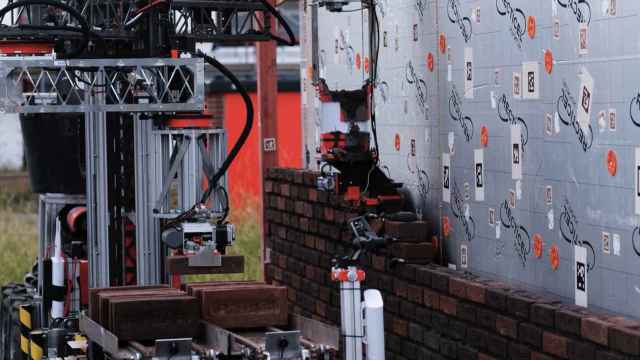 El robot levantando un muro de ladrillos.