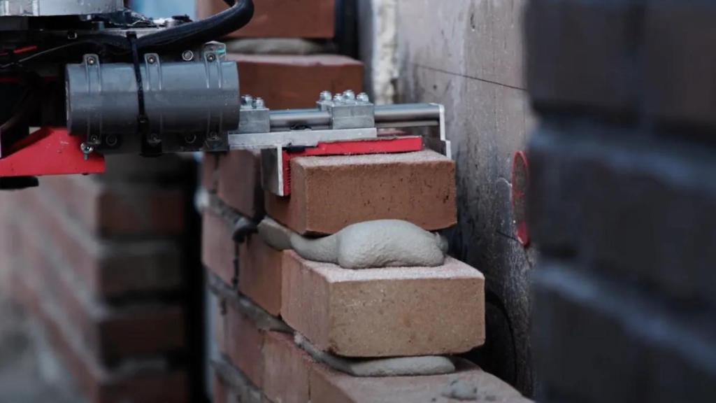 El robot colocando un ladrillo.