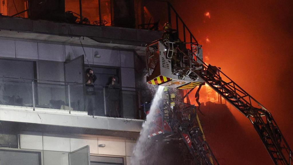 Edificio del Campanar ardiendo.
