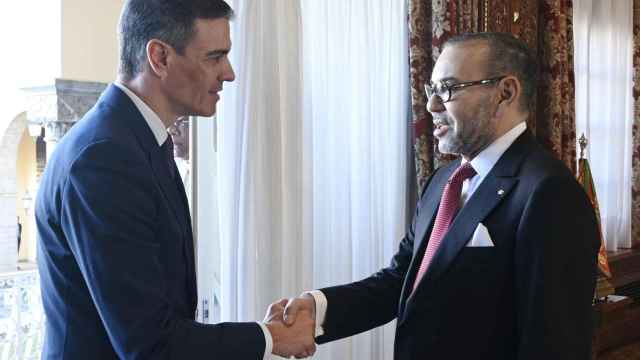 Pedro Sánchez, recibido por Mohamed VI en Rabat.
