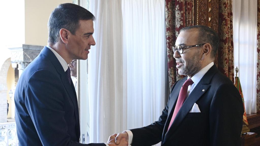 Pedro Sánchez, recibido por Mohamed VI en Rabat, este miércoles.