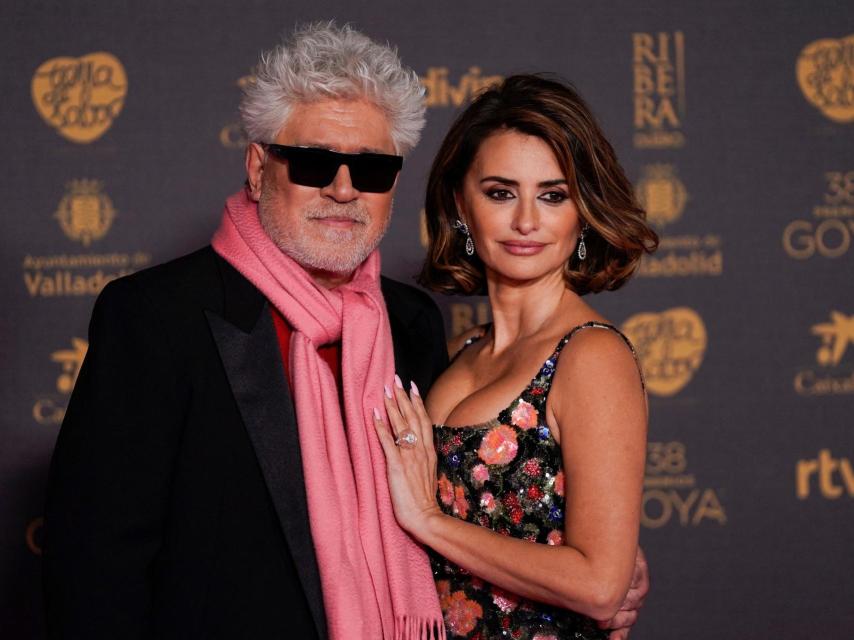 Penélope Cruz y Pedro Almodóvar, en la ceremonia de los Premios Goya en Valladolid.