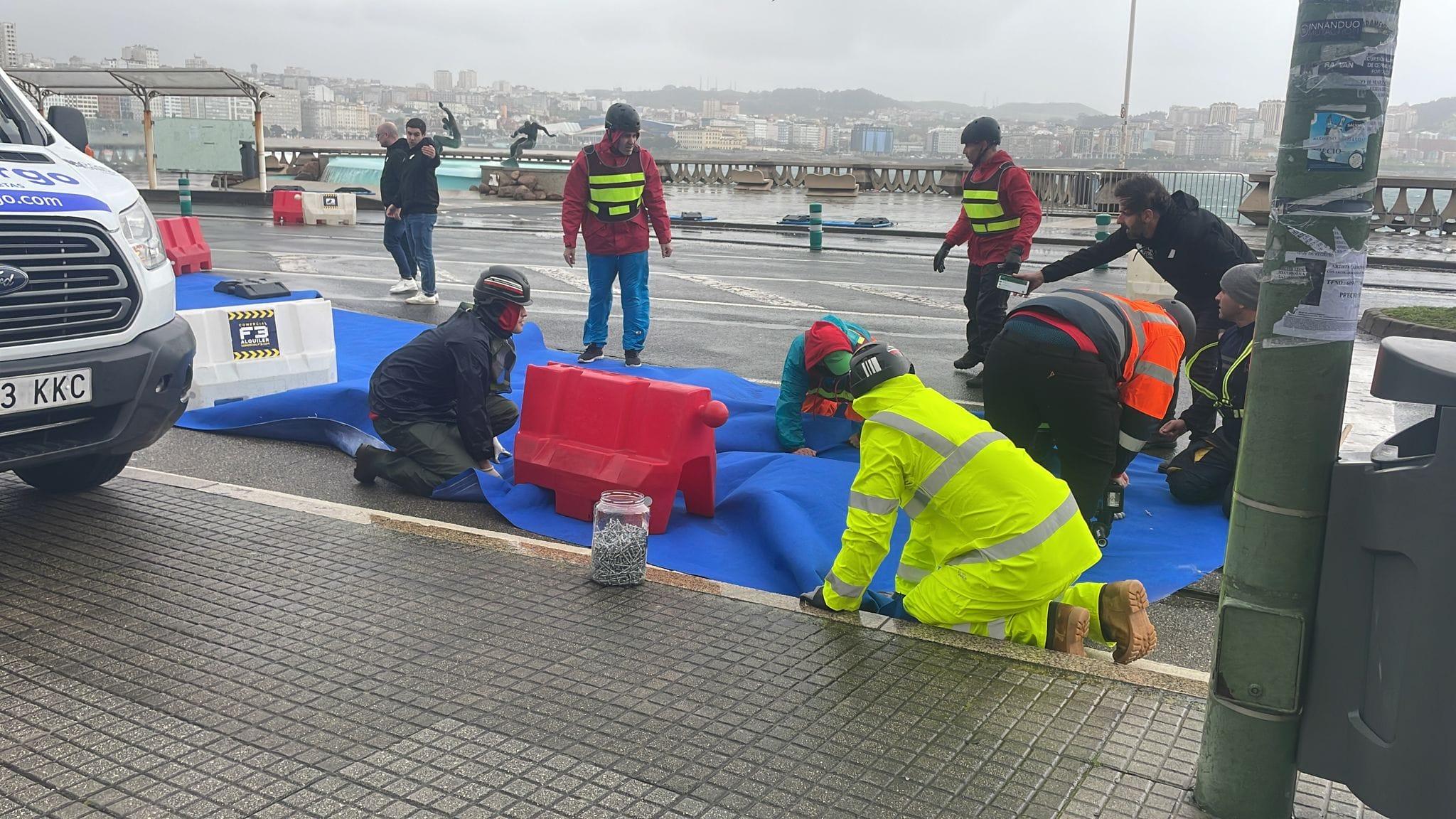 Operarios preparan la prueba de O Gran Camiño este jueves