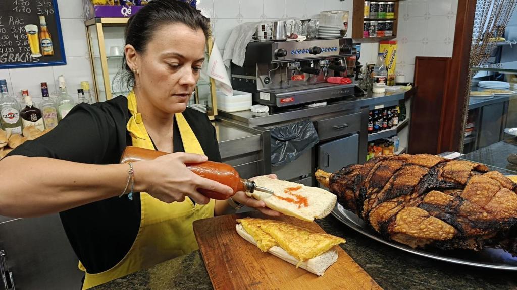 Mariana prepara un bocadillo de tortilla con mojo picón