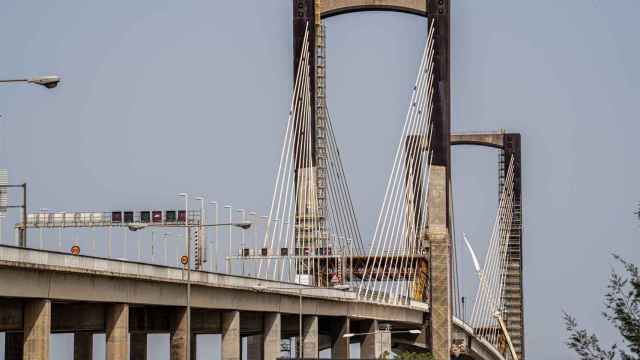 Atascos kilométricos el puente del Centenario y la A-4 por niebla y un accidente de tráfico