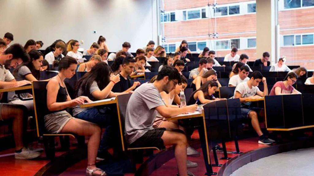 Imagen de archivo de unos estudiantes en clase.