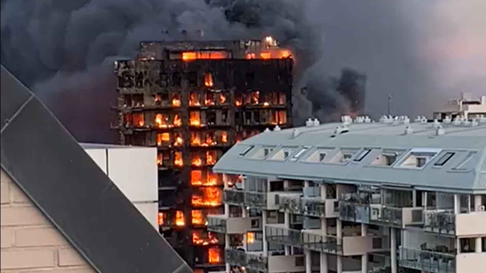 Un brutal incendio devora por completo un edificio residencial de Valencia