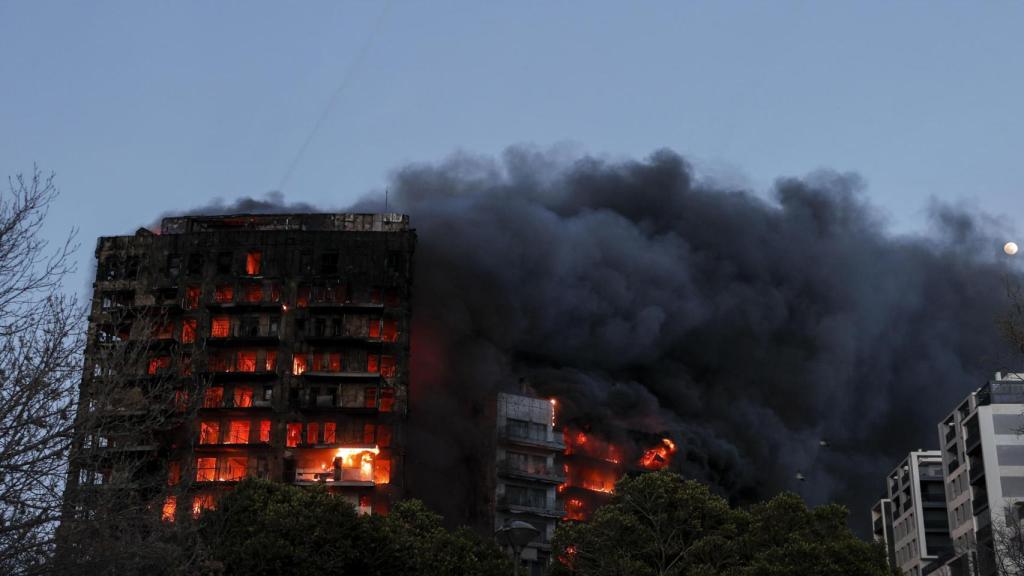 Vista del incendio declarado sobre las cinco y media de esta tarde.
