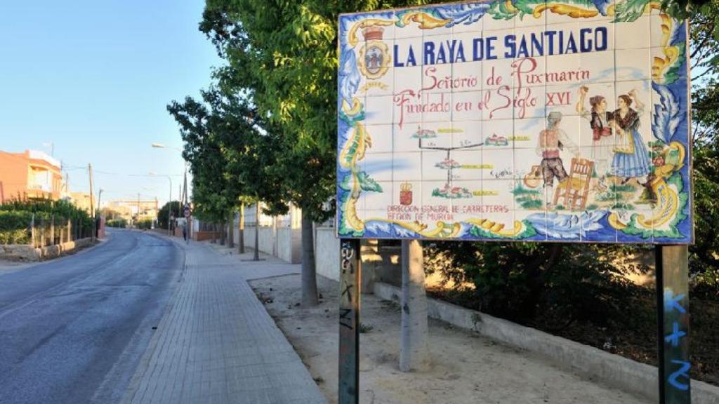 El mosaico que da la bienvenida a los visitantes a la pedanía murciana de La Raya.