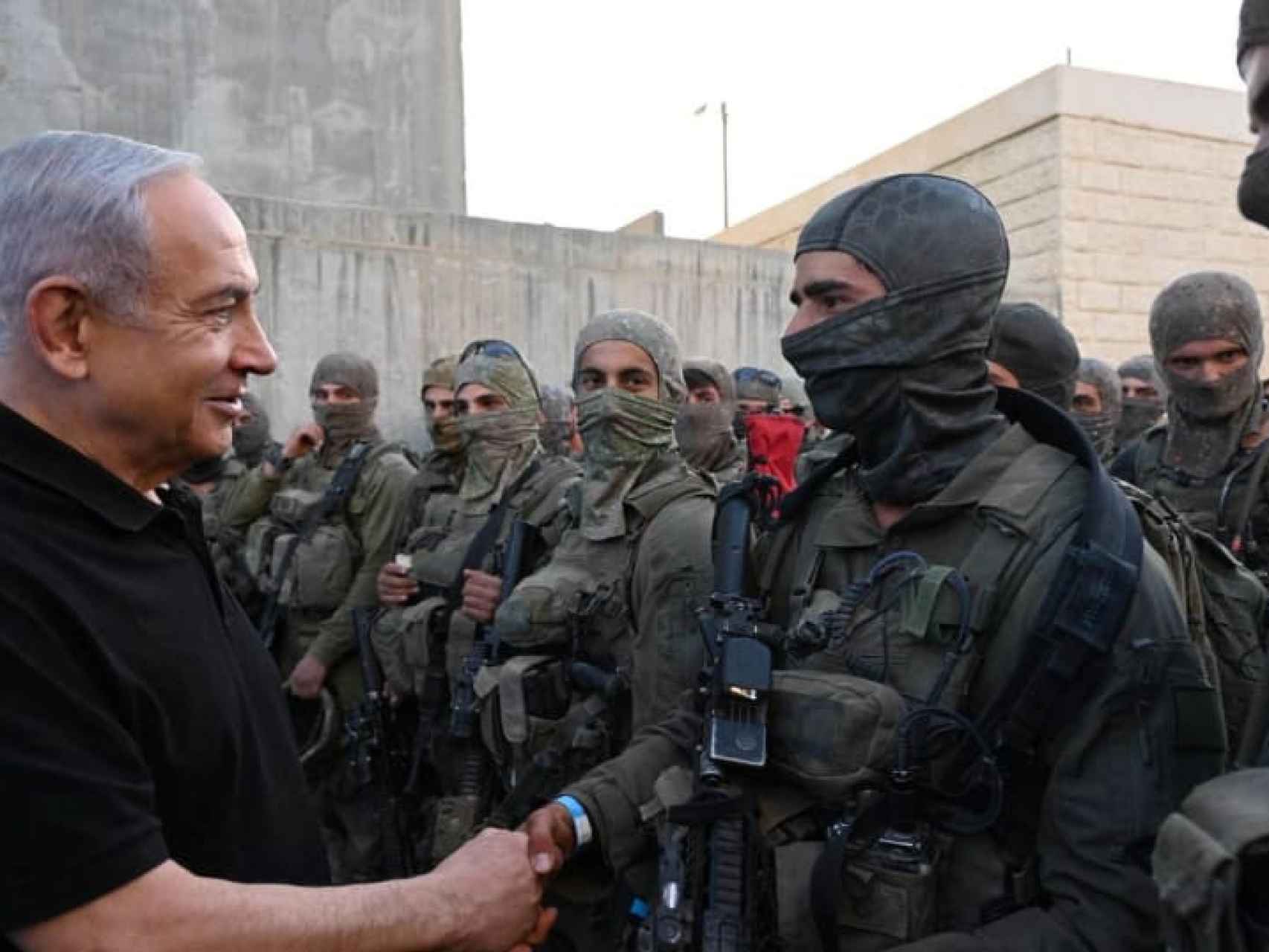 El primer ministro israelí, Benjamin Netanyahu, saluda a sus tropas el pasado mes de noviembre.