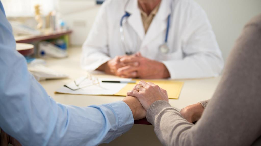 Imagen de una pareja en la consulta médica.