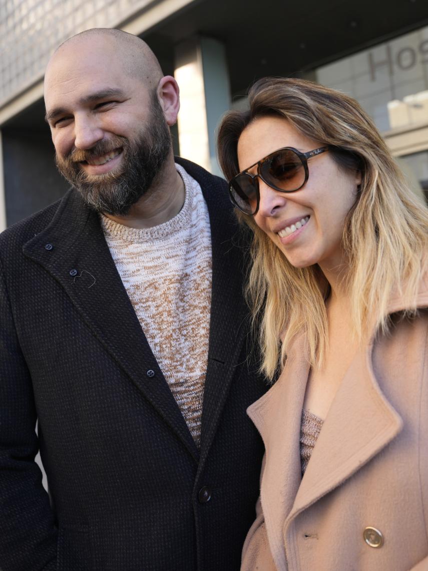 Gisela junto a su marido, a la salida del hospital, en diciembre de 2023.