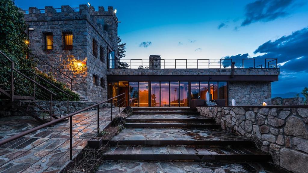 Entrada al castillo de la isla privada que se vende en Ávila