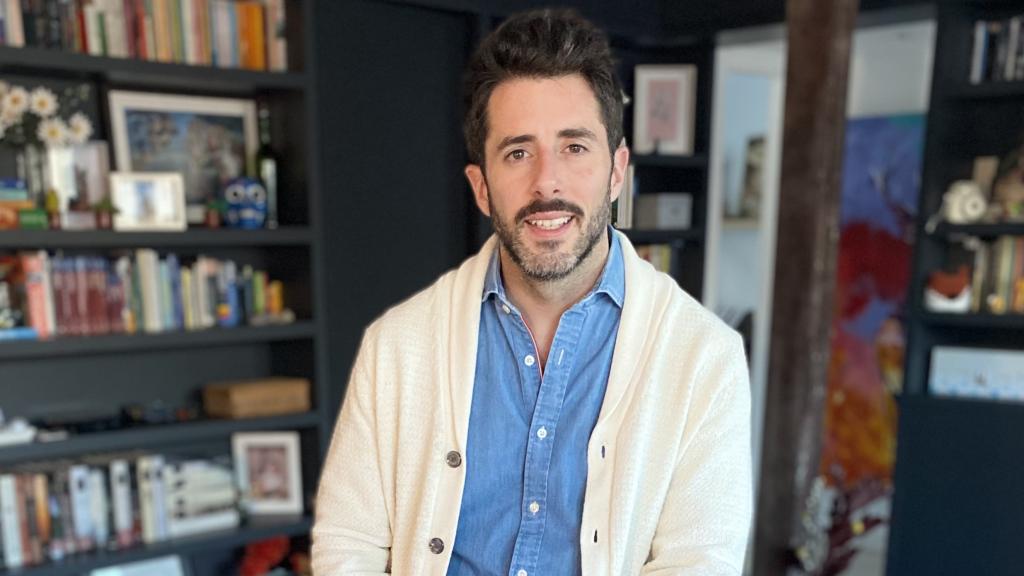 JJ. Arevi, escritor y farmacéutico.